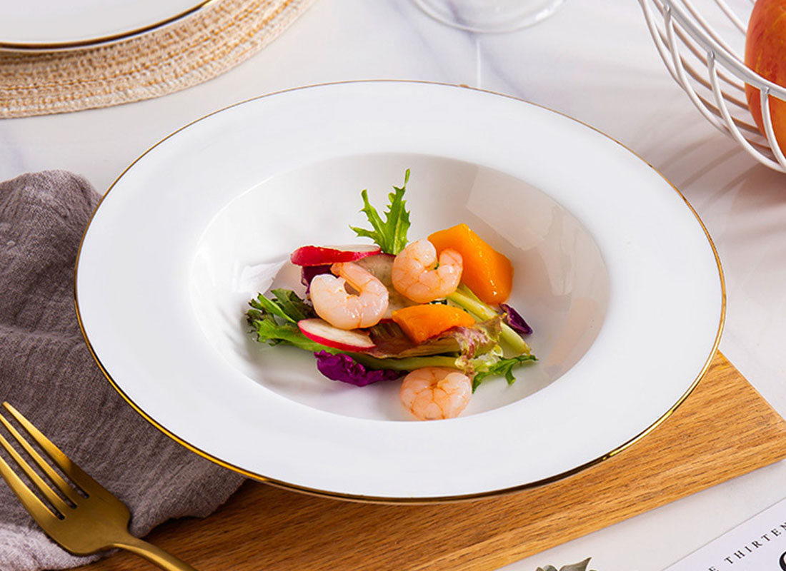 Best restaurant tableware suppliers sell white ceramic plates with gold trim at wholesale prices